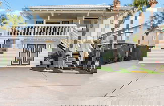 Foto 2 - Destin Dolphin by Avantstay 2 Mins Walk To Beach! w/ Pool & Large Outdoor Entertaining Area!
