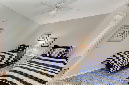 Foto 6 - Secluded Condo with Peaceful Wooded Views and Easy Access to the Beach by RedAwning