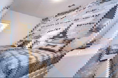 Foto 6 - Beautiful House, Gourmet Grilll, Jacuzzi And Game Room !!! 6 Bedroom Home by RedAwning