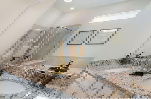 Foto 5 - Amazing Modern Home Pool Spa Game Room Wi101