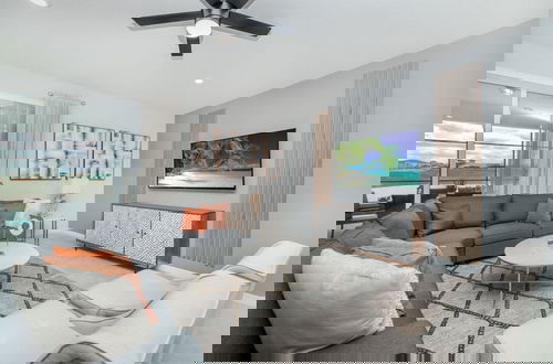 Foto 14 - Amazing Modern Home Pool Spa Game Room Wi101