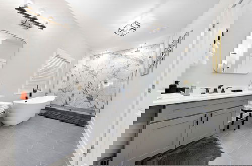 Foto 2 - New Luxury Family Friendly Home Centrally Located