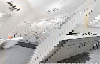 Foto 2 - New Luxury Family Friendly Home Centrally Located