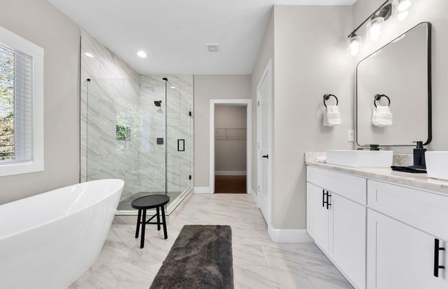 New Luxury Family Friendly Home Centrally Located - Foto 25