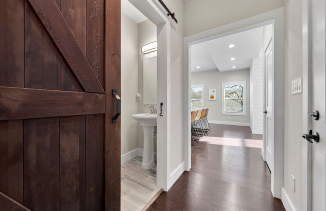 New Luxury Family Friendly Home Centrally Located - Foto 13