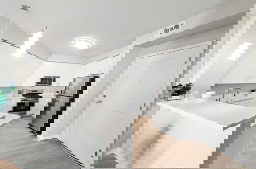 Foto 2 - Designer Apt With Jacuzzi Sky Lounge Gym Access