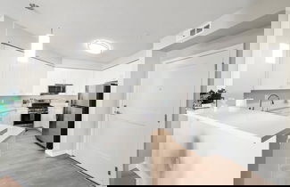 Foto 2 - Designer Apt With Jacuzzi Sky Lounge Gym Access