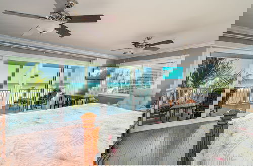 Foto 2 - Luxury Beach Front Pool Home In Paradise! 8 Bedroom Home by RedAwning