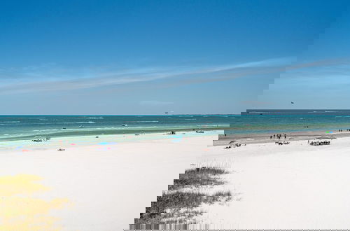 Foto 44 - Luxury Beach Front Pool Home In Paradise! 8 Bedroom Home by RedAwning
