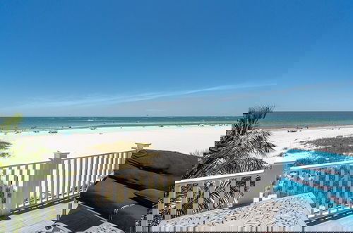 Foto 40 - Luxury Beach Front Pool Home In Paradise! 8 Bedroom Home by RedAwning