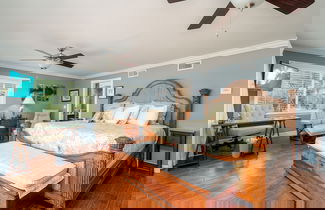 Foto 3 - Luxury Beach Front Pool Home In Paradise! 8 Bedroom Home by RedAwning