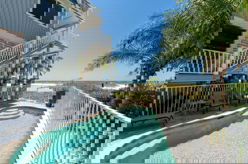 Foto 34 - Luxury Beach Front Pool Home In Paradise! 8 Bedroom Home by RedAwning