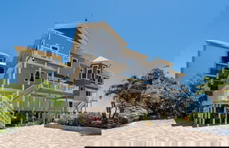 Foto 1 - Luxury Beach Front Pool Home In Paradise! 8 Bedroom Home by RedAwning