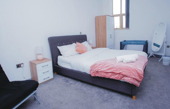Spacious Urban City Apartment - Photo 2