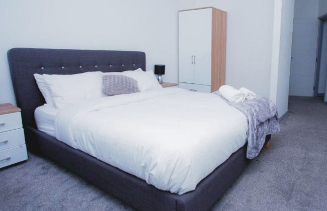 Spacious Urban City Apartment - Photo 3