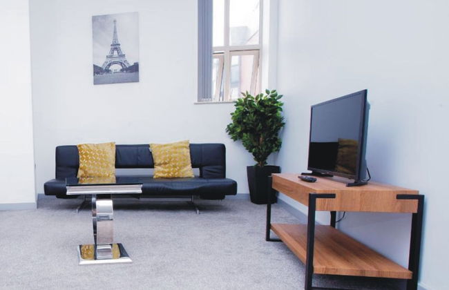 Spacious Urban City Apartment - Photo 6