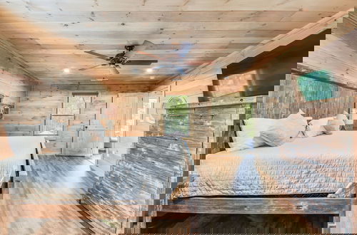 Foto 5 - Stone Mountain Lodge 4 Bedroom Cabin by RedAwning