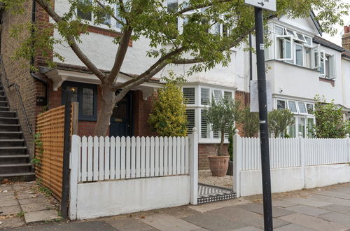 Photo 36 - Stunning one Bedroom Flat With Large Terrace in Chiswick by Underthedoormat