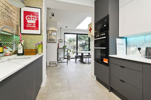 Foto 11 - Stunning one Bedroom Flat With Large Terrace in Chiswick by Underthedoormat