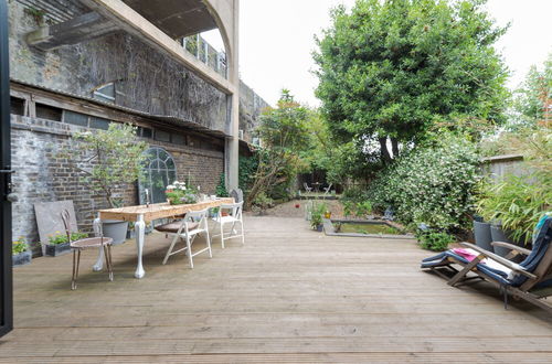 Photo 33 - Stunning one Bedroom Flat With Large Terrace in Chiswick by Underthedoormat