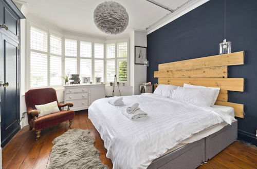 Photo 5 - Stunning one Bedroom Flat With Large Terrace in Chiswick by Underthedoormat