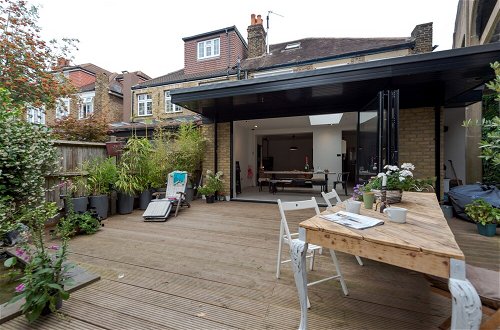 Photo 34 - Stunning one Bedroom Flat With Large Terrace in Chiswick by Underthedoormat