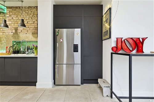 Photo 15 - Stunning one Bedroom Flat With Large Terrace in Chiswick by Underthedoormat