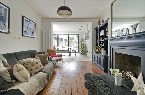 Photo 1 - Stunning one Bedroom Flat With Large Terrace in Chiswick by Underthedoormat