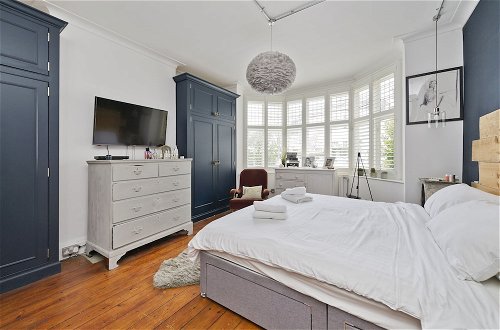 Photo 3 - Stunning one Bedroom Flat With Large Terrace in Chiswick by Underthedoormat