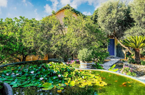 Foto 35 - Pretty Holiday Home with Lotus Garden & Terrace near Sea Beach