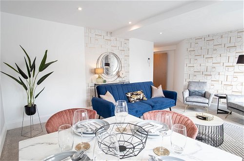 Photo 10 - Super Luxe 2 Bed Apartment Torquay - Stunning Harbour View - Near Babbacoombe & Beach.