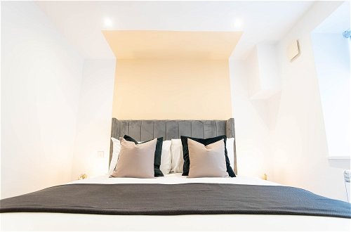 Photo 4 - Super Luxe 2 Bed Apartment Torquay - Stunning Harbour View - Near Babbacoombe & Beach.