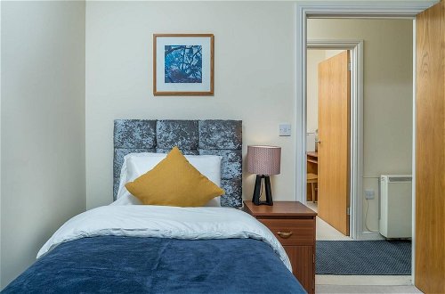 Photo 7 - Cozy 2 bed Room Flat, Walking Distance From Excel