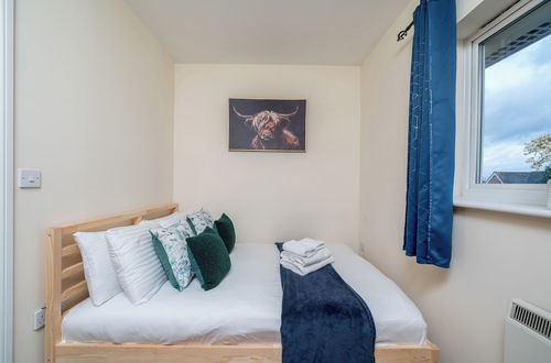 Photo 7 - Cozy 2 bed Room Flat, Walking Distance From Excel