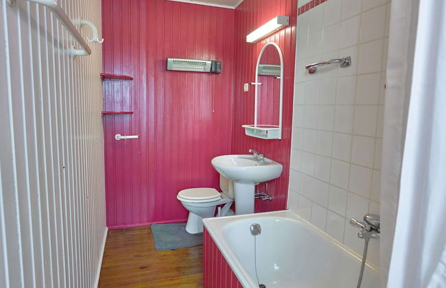 Spacious Holiday Home With Private Garden - Photo 21