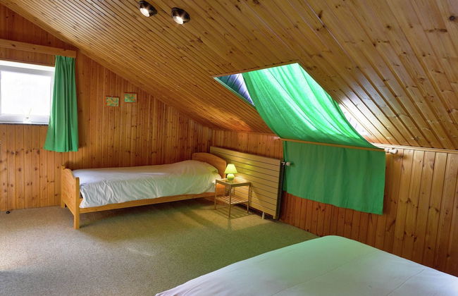 Spacious Holiday Home With Private Garden - Photo 11