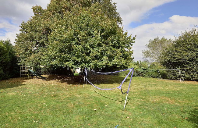 Spacious Holiday Home With Private Garden - Photo 32
