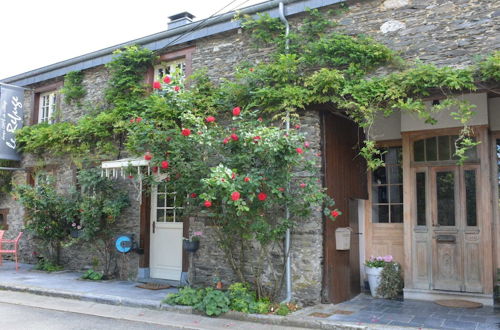 Foto 1 - Cozy Holiday Home in Bièvre with Hot Tub