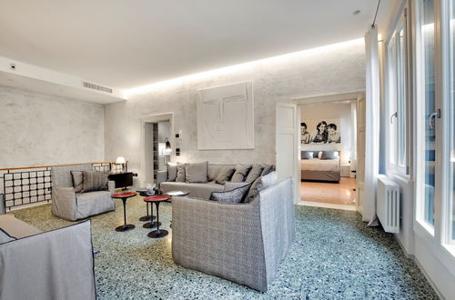 Photo 15 - Stunning Modern Apartment in the Heart of Venice