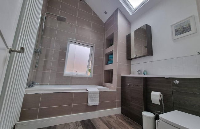 Modern 4-bedroom Townhouse With Private Garden - Foto 8