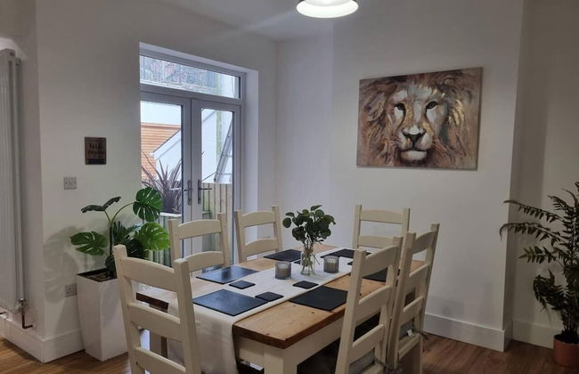 Modern 4-bedroom Townhouse With Private Garden - Foto 10