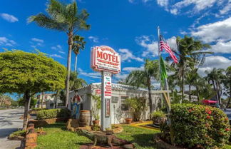 Photo 2 - Richards Motel Courtyard