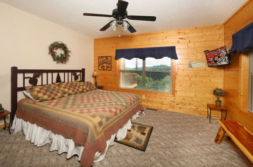 Photo 2 - Mountain Shadow Lodge - Six Bedroom Cabin