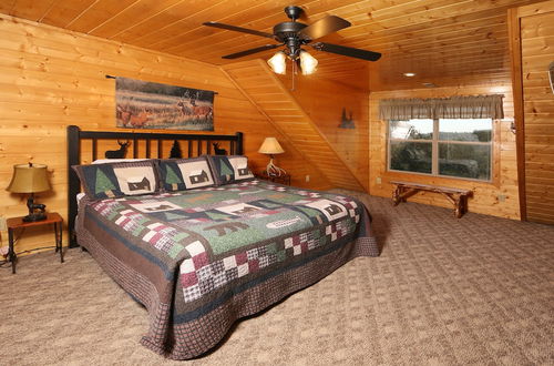 Foto 4 - Mountain Shadow Lodge - Six Bedroom Cabin