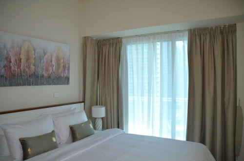 Photo 3 - Delightful Lake View 1 Bedroom in JLT