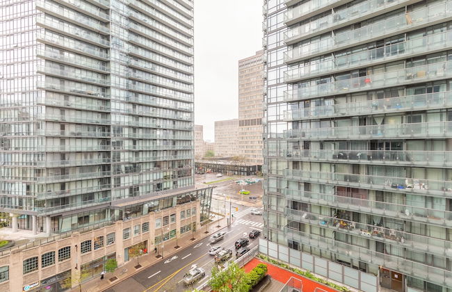 Stylish Suite in Downtown Toronto - Photo 33