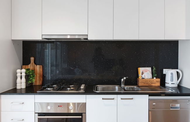 Heart of Highett Apartment by Ready Set Host - Foto 9