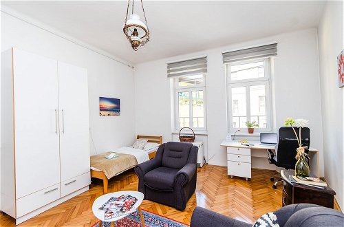 Photo 7 - Bright and Sunny Apartment in The City Center