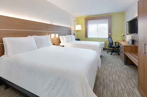 Photo 3 - Holiday Inn Express & Suites San Antonio NW near SeaWorld