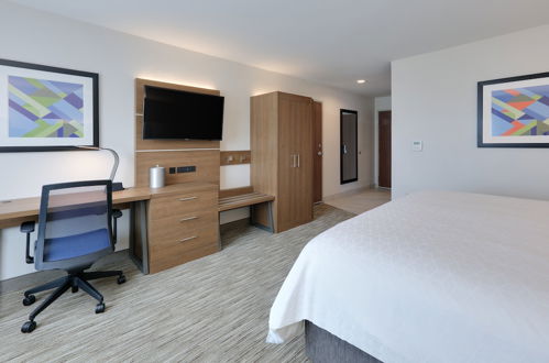 Photo 14 - Holiday Inn Express & Suites San Antonio NW near SeaWorld